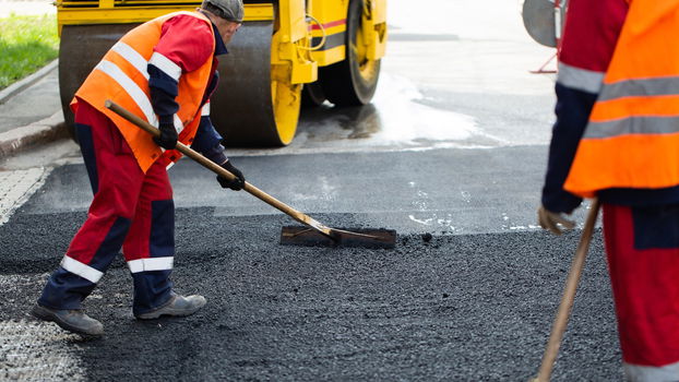 Právo na beton: Role obce při budování ulice