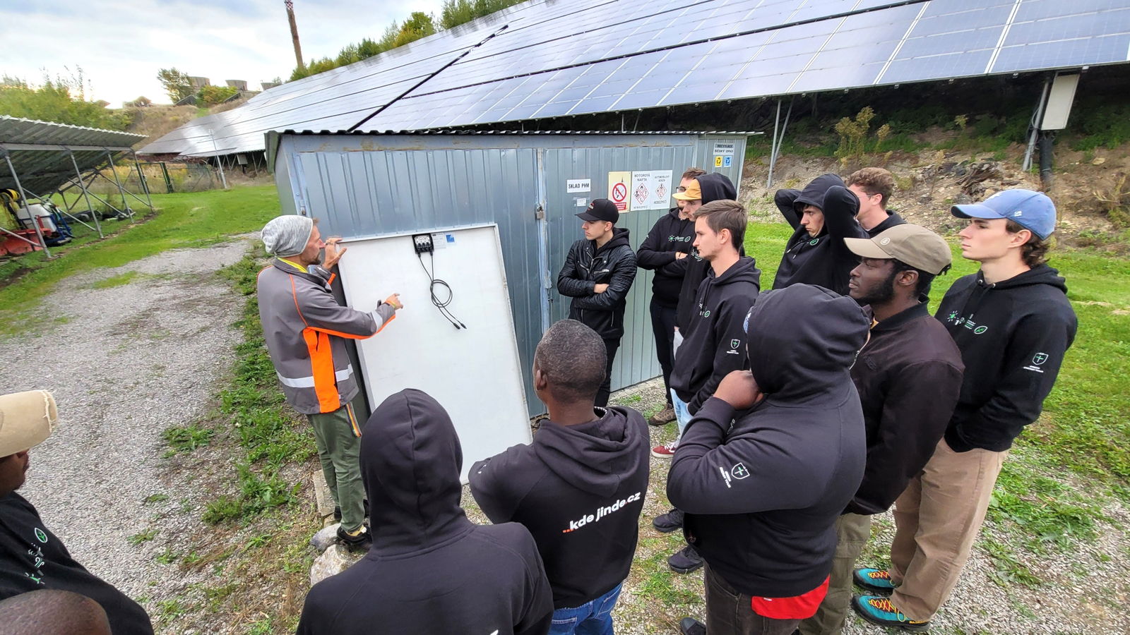 Technici ze Zambie přijeli do ČR "na praxi". Od kolegů z ČEZ a ČVUT se učí instalovat fotovoltaiku