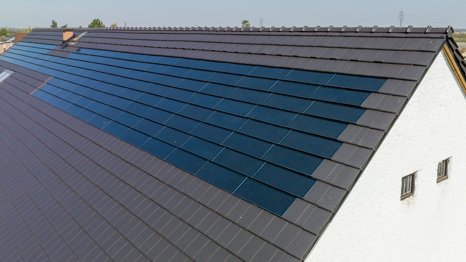 Fotovoltaika, která nevyčnívá ze střechy? Wienerberger představuje systémy X-Tile a X-Frame