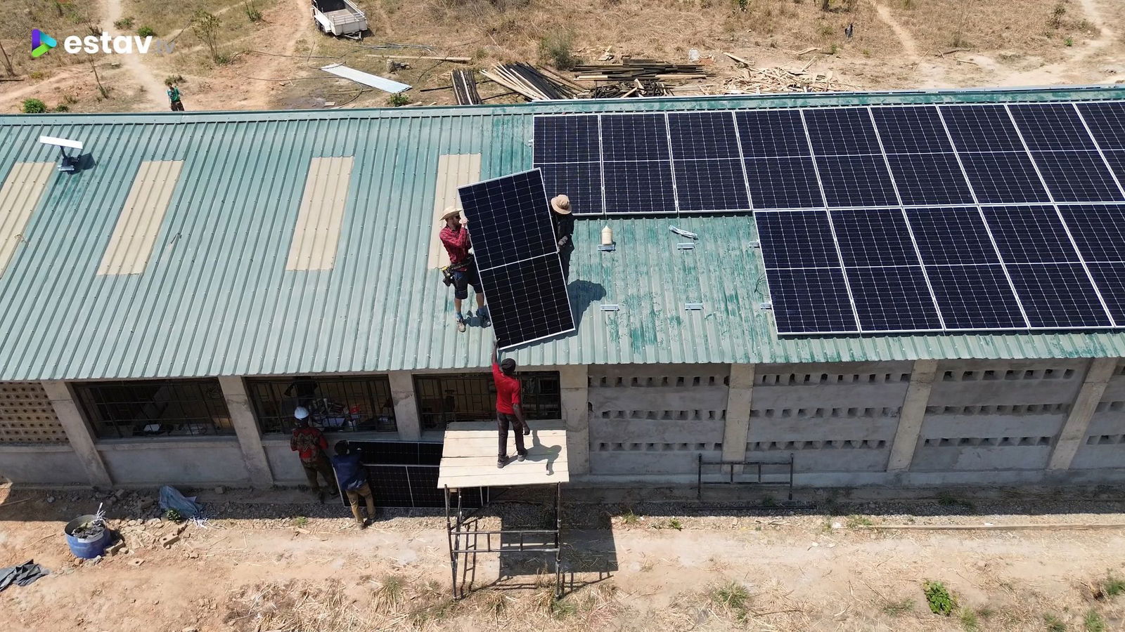 Slunce místo generátoru: Češi budují v Africe soběstačnou školu!
