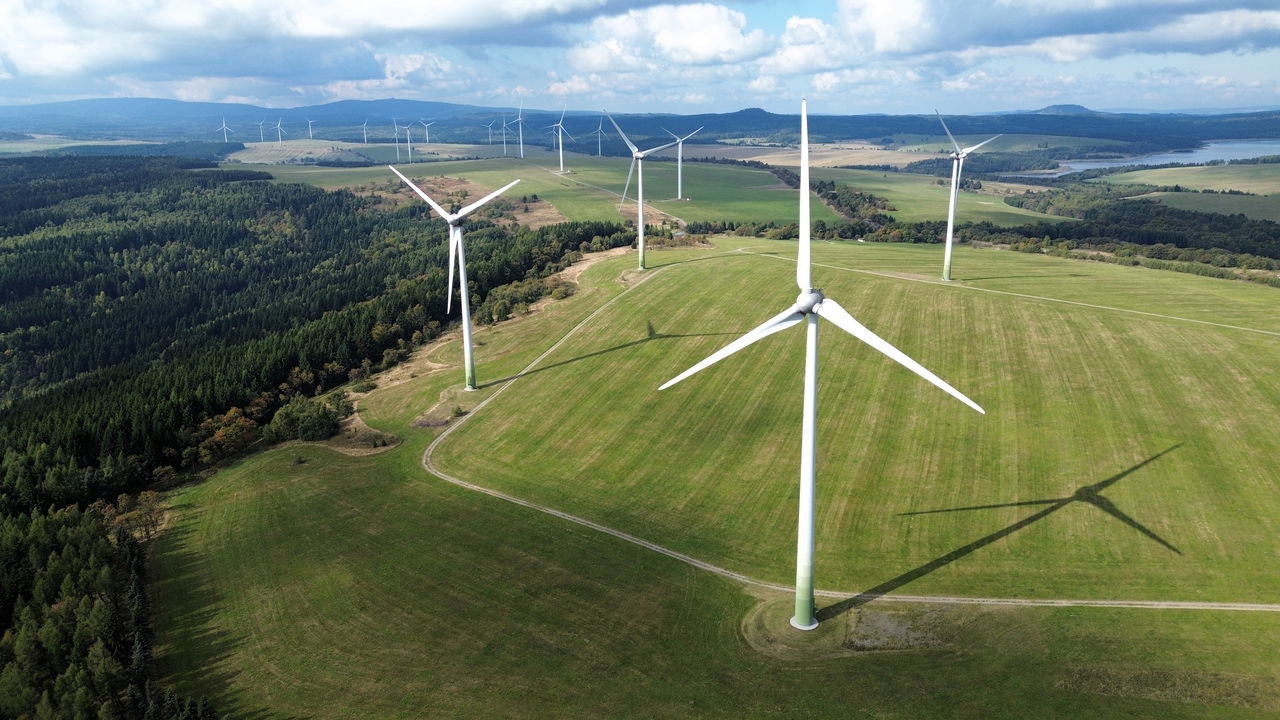 21 turbín, 42 MW. Větší větrnou farmu v ČR zatím nikdo nepostavil