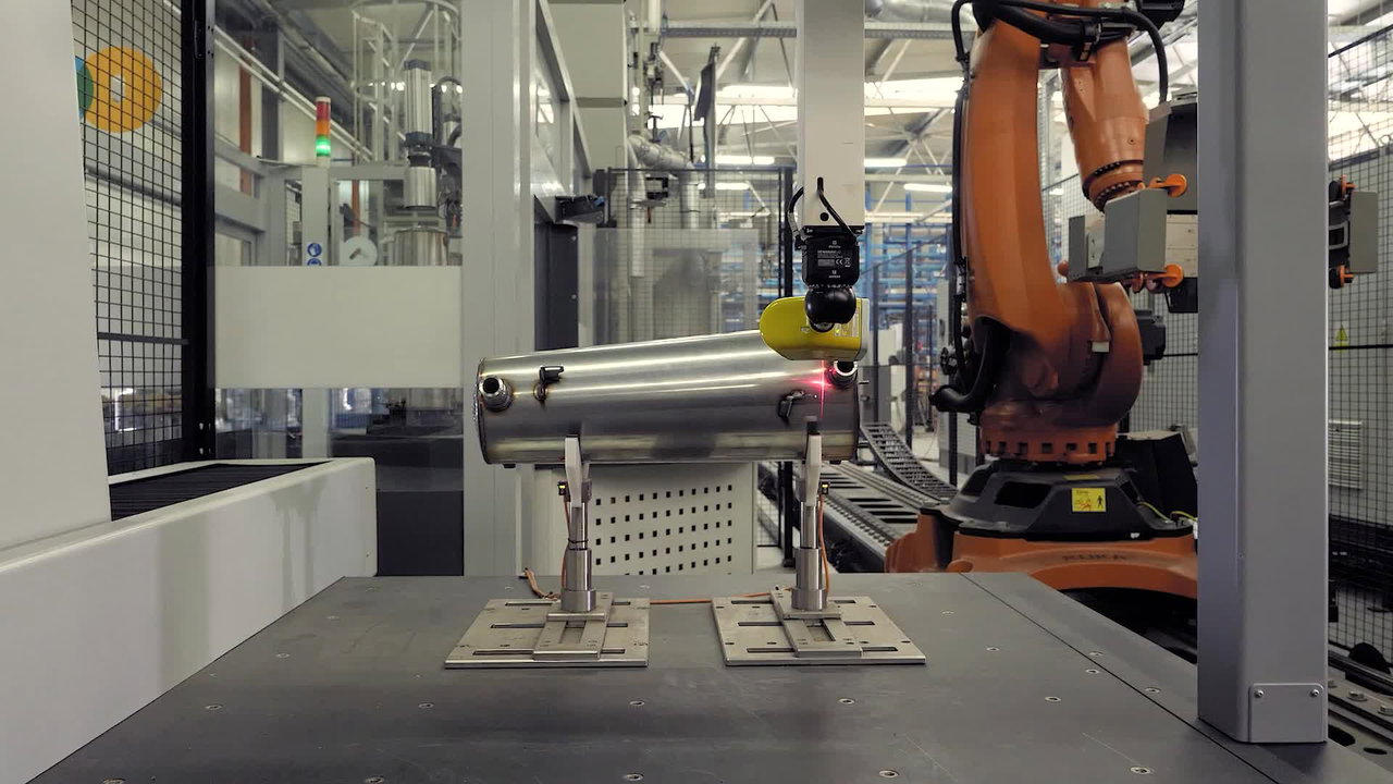 Nahlédněte do výroby AIC, kde kotle svařují roboti